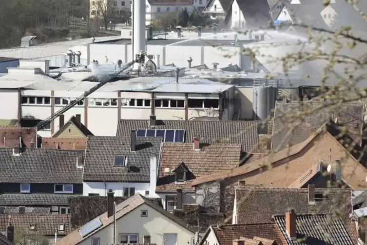 Im L&ouml;scheinsatz von der Drehleiter aus. Der Automobilzulieferer befindet sich im Stadtzentrum, gleich neben der Verbandsgemeinde