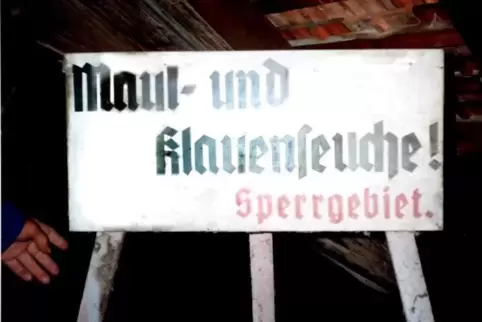 Maul- und Klauenseuche Sperrgebiet: Das Warnschild aus Berghausen ist heute noch erhalten. Der Römerberger Heimatverein bewahrt 