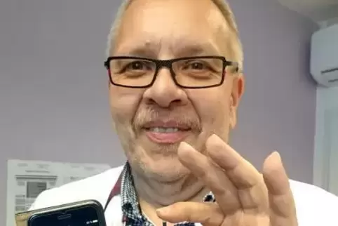 Wolfgang Leidecker, hier bei der Präsentation eines Sensors zur Glukosemessung, beklagt, dass Ärzte derzeit nur schwer an Schutz