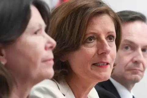 Malu Dreyer (Mitte, SPD) mit Umweltministerin Ulrike Höfken (Grüne) und Wirtschaftsminister Volker Wissing (FDP).