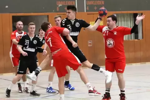 Hoffen auf ein Derby gegen TG Waldsee (rot) auch in der neuen Saison: Die HSG Dudenhofen/Schifferstadt und Paul Schutzius (am Ba