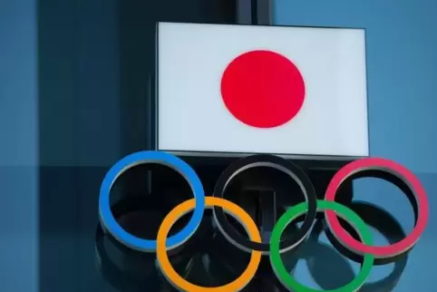 Die japanische Nationalflagge über dem Symbol der Olympischen Ringe ist am Eingang des Japanischen Olympischen Museums in Shinju