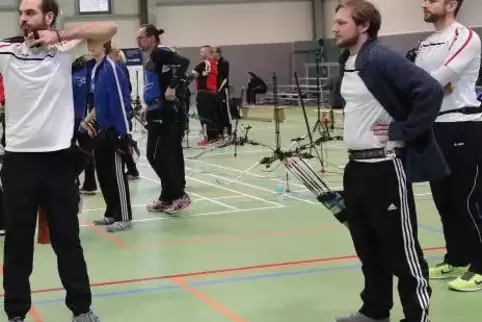 Wartet auf seinen Einsatz: Felix Claus (Zweiter von rechts).