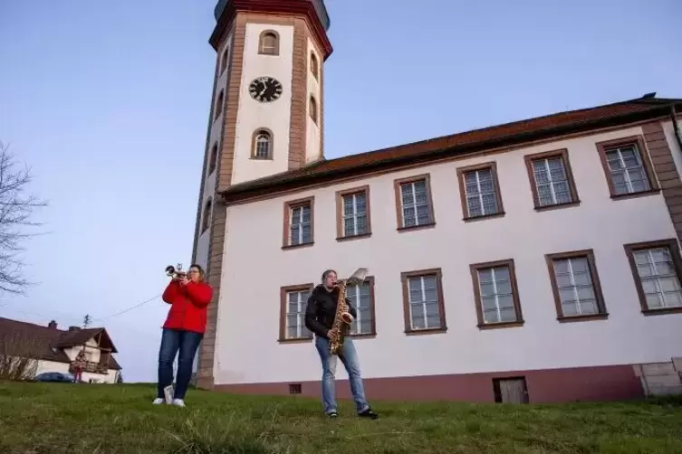 Jeden Abend spielen Tamara Knaak (Saxophon) und Silke Brunck (Trompete) auf ihren Instrumenten vor der Schlosskirche. Die Bürger