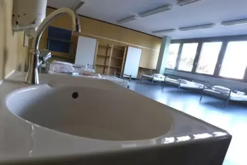 Blick in ein Krankenzimmer im Notkrankenhaus in der Integrierten Gesamtschule in Landau. 