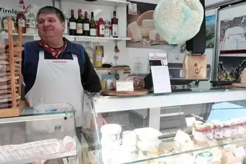 Bitte Abstand halten: Der Obst- und Gemüsestand hat neuerdings Ein- und Ausgang abgesteckt.
