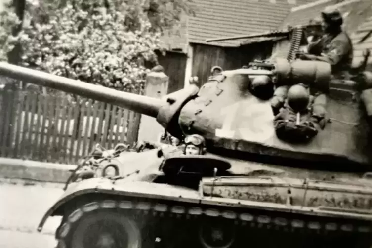 Amerikanische Panzer in Berghausen: Der damals 14-jährige Otto Haaf machte das Foto durch den Fensterladen seines Elternhauses.