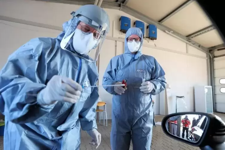 Im Grünstadter Corona-Testcenter entnimmt der Arzt Stefan Lieberich (links) Rachenabstriche. Rechts im Bild ist Manuel Volkmer. 