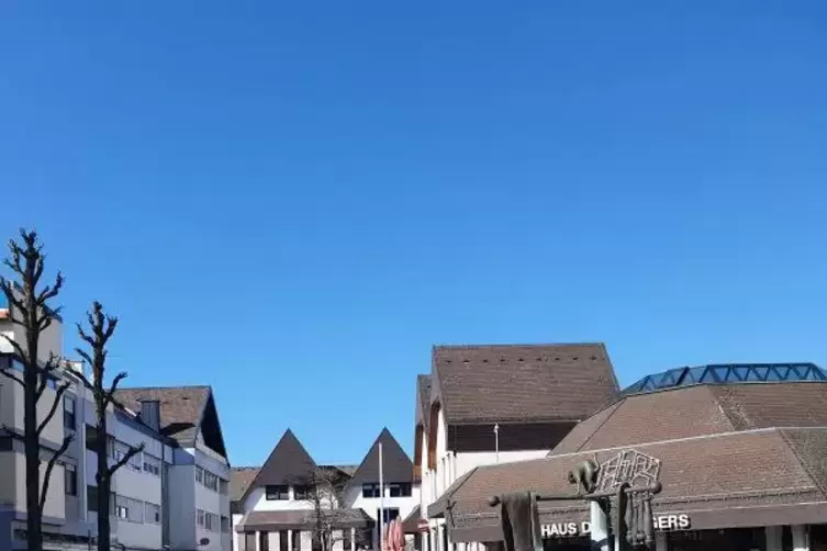 Auf dem Marktplatz herrscht ebenfalls Totenstille.
