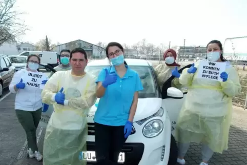 Sertac Bilgin (vorne links) und sein Team sind auch in der aktuellen Krise für die Patienten da. Aber sie sind auf ihr Material 