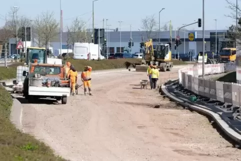 Straßenbauarbeiten vor dem Real-Markt.