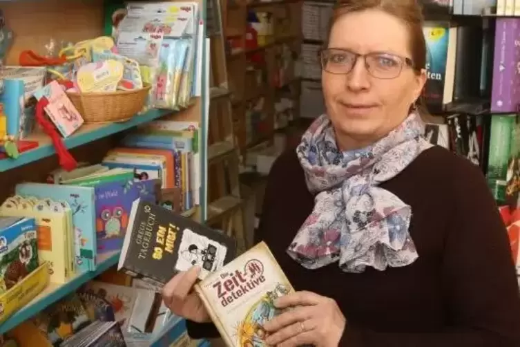Buchhändlerin Beate Meyer aus Lauterecken empfiehlt für Jugendliche Bücher aus den Reihen „Die Zeitdetektive“ und „Gregs Tagebuc