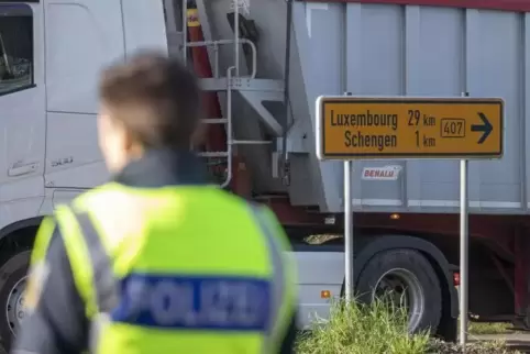 Schengen in Zeiten der Corona-Krise: Am Dreiländereck Deutschland - Luxemburg - Frankreich in Perl kontrolliert auf deutscher Se