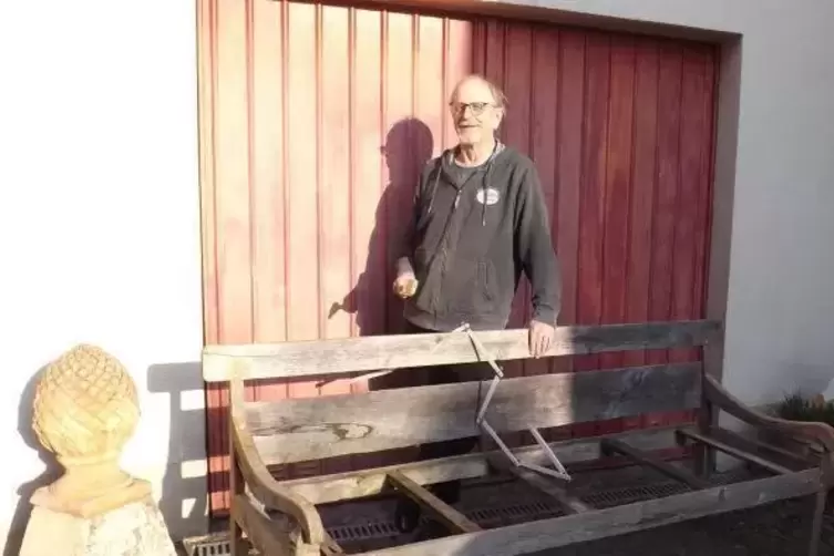 Jochen Brockschmidt nutzt die zeit im „Corona-Hausarrest“, um eine alte Gartenbank zu restaurieren. 