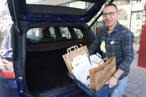 Buchhändler Guido Pausch aus Kandel liefert in Zeiten von Corona bestellte Bücher aus.