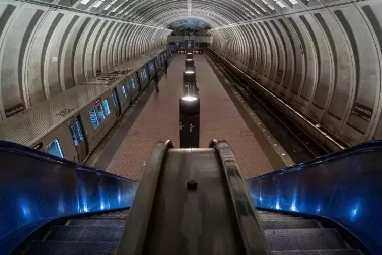 Auch in den USA ist das wirtschaftliche Leben in weiten Teilen zum Erliegen gekommen, wie der Blick in diese U-Bahn-Station in W