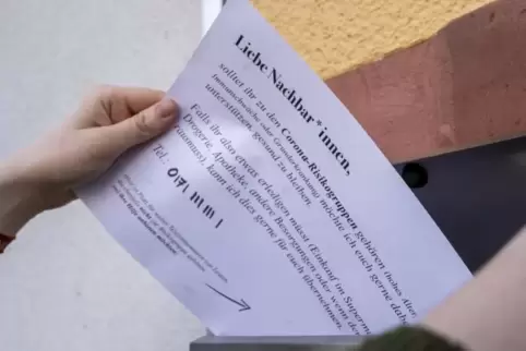 Viele Dörfer, Vereine und Privatpersonen organisieren in Zeiten der Corona-Krise Nachbarschaftsdienste. In unserem Bild handelt 