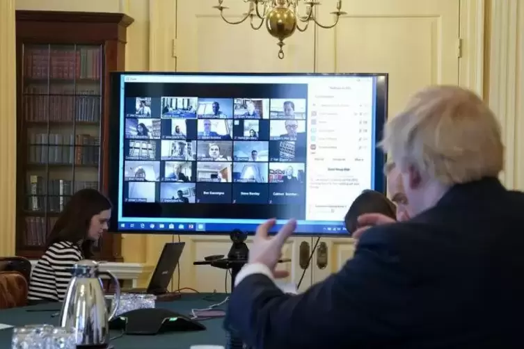 Boris Johnson führt den Vorsitz seiner wöchentlichen Kabinettssitzung per Videokonferenz. Die britische Regierung will den Natio