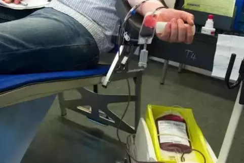Trotz abgesagter geplanter Operationen in den Kliniken ist die Nachfrage nach Blutkonserven nur wenig gesunken.