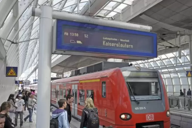 Etwa jeder zweite S-Bahn-Zug in der Pfalz wurde wegen der Coronavirus-Krise gestrichen. Zwischen Ludwigshafen Mitte (Foto) und K