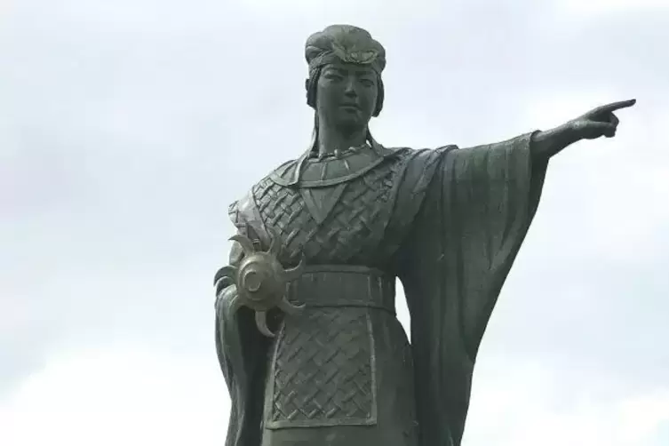 Mit einer Himiko-Statue grüßt die Stadt Kanzaki in der japanischen Präfektur Nara ihre Besucher. 