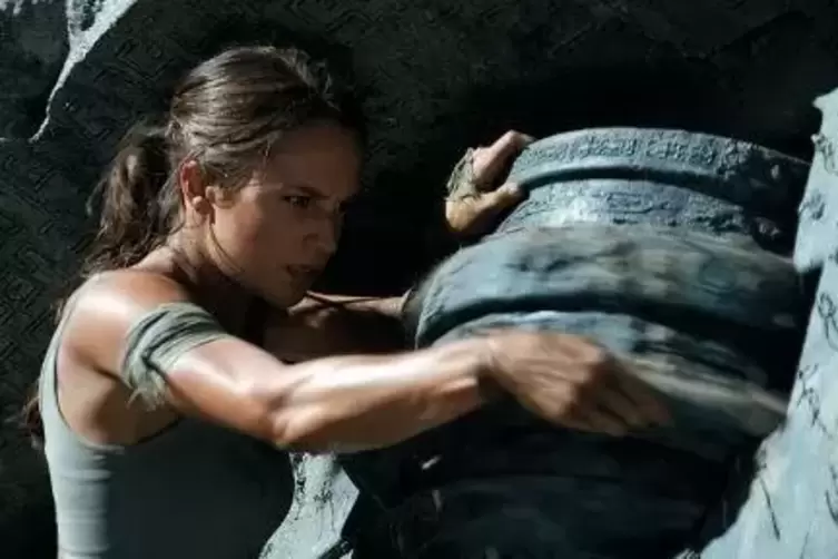  Auf die Suche nach dem Grab der legend&auml;ren japanischen K&ouml;nigin begibt sich Alicia Vikander als Arch&auml;ologin Lara Croft im Film &bdquo;