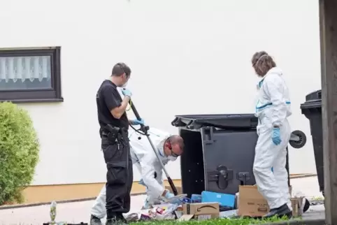 Spurensicherung am Tatort im Berliner Wohnpark.