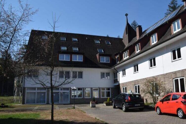 In der Bildungs- und Freizeitstätte Heilsbach , hier Wallburgahaus und Sophie-Scholl-Haus, werden Pflegebedürftige aufgenommen. 