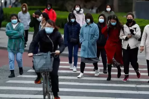 Die Menschen in Chinas Hauptstadt Peking tragen zwar noch Gesichtsmasken, doch der normale Alltag läuft langsam wieder an. 