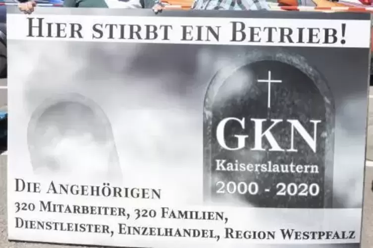 Nach der Schlie&szlig;ungsank&uuml;ndigung im Herbst kam es zu einer gro&szlig;en Kundgebung am Werkstor, dabei wurde dieses Plakat gezeigt.