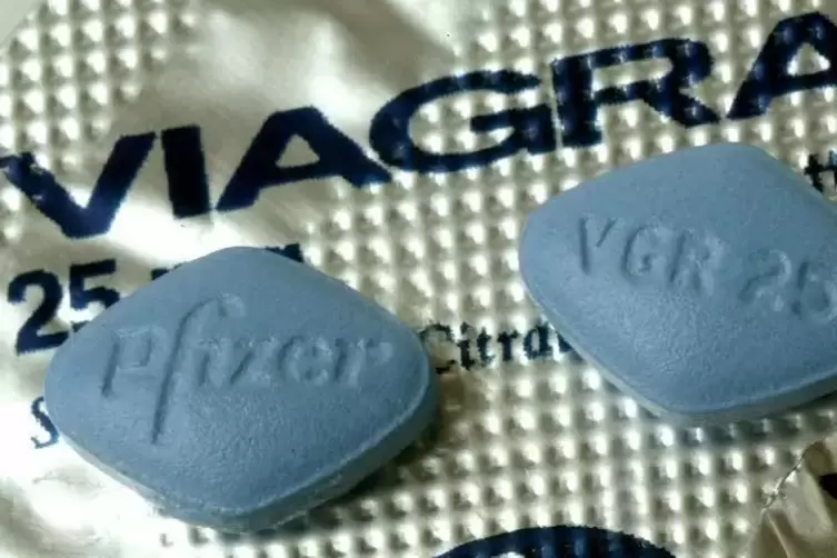 Blaues Pärchen: zwei Viagra-Tabletten auf einer Verpackung. 