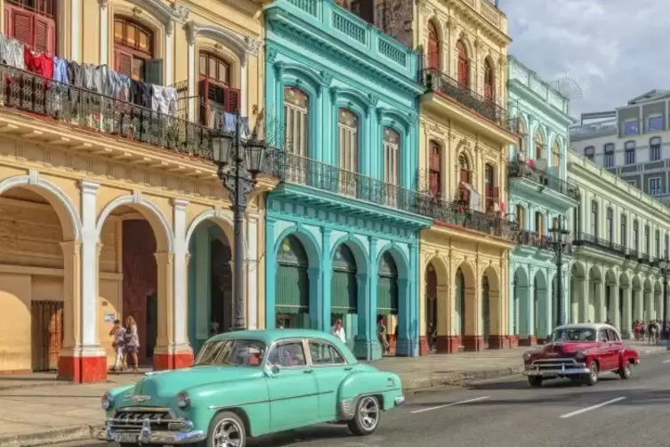 Die Oldtimer gehören in Havanna, der Hauptstadt von Kuba, zum Straßenbild. 