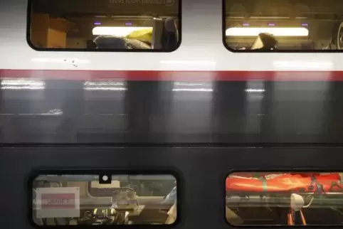 Ein zur Intensivstation umgebauter Hochgeschwindigkeitszug steht auf einem Bahnsteig in Straßburg, Ostfrankreich. Der Zug wird e