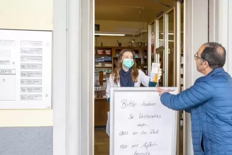 Sonnenapotheke: Katharina Engel verkauft durch die T&uuml;r.