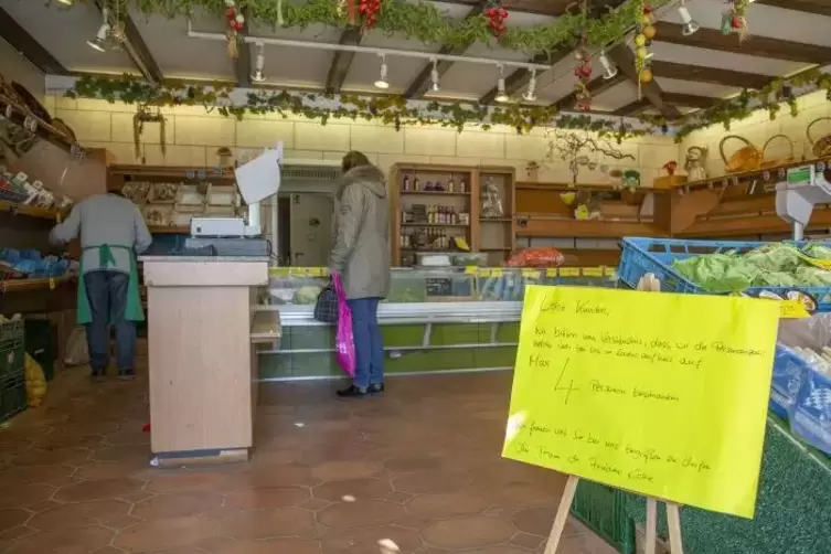 Maximal vier Personen d&uuml;rfen gleichzeitig in dei Fr&uuml;chte-Ecke.