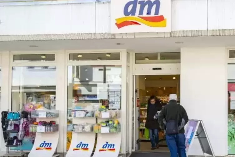 Warten vor dem DM-Markt. 