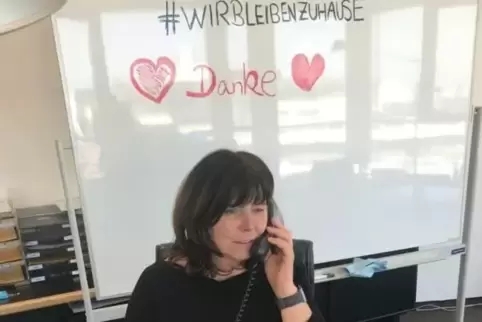 Jutta Steinruck in ihrem Büro – hinter ihr ein herzlicher Gruß an alle Helfer und Berufsgruppen, die sich in der Krise engagiere