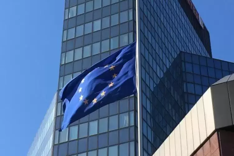 Seit Montag weht am Rathaus die Europaflagge. Die Stadt dr&uuml;ckt dadurch ihr Mitgef&uuml;hl aus f&uuml;r am Virus Erkrankte in Italien oder 