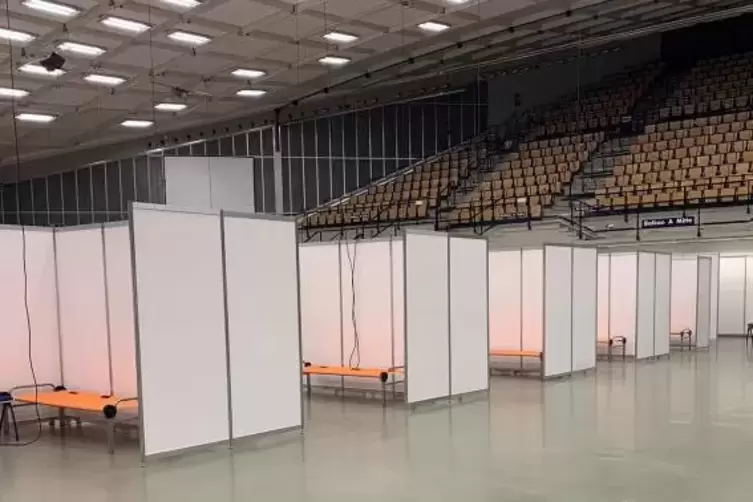 Die Eberthalle wird zum Notquartier umger&uuml;stet.