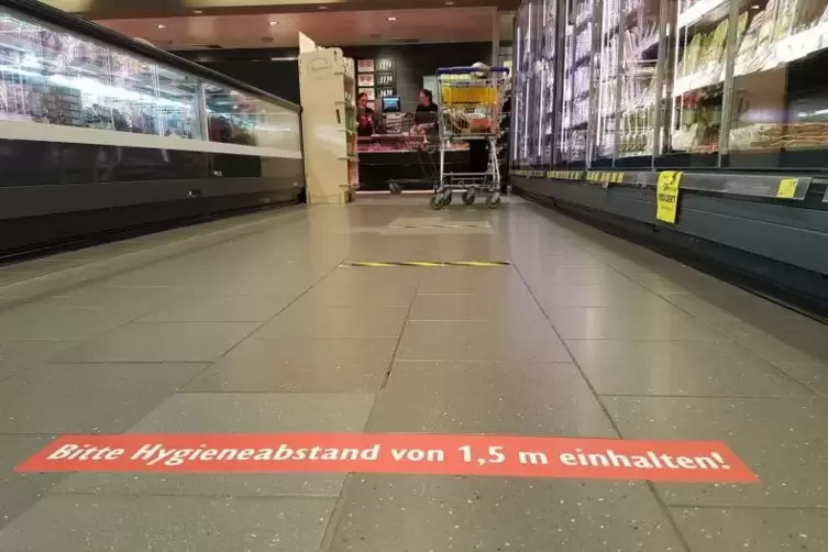 Vor den Wursttheken wird um Abstand gebeten