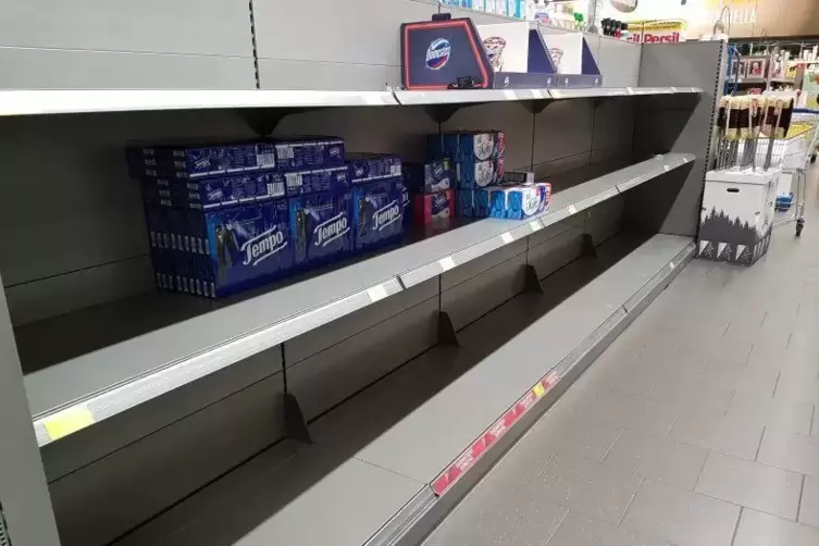 Typisch derzeit, auch in Ludwigshafen: leere Supermarktregale, wie hier im Edeka in der Industriestra&szlig;e.
