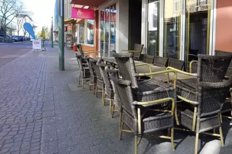 Nur ein paar Stühle zeigen, dass sonst im der Karlsruher Innenstadt besonders bei schönem Wetter viel los ist. .