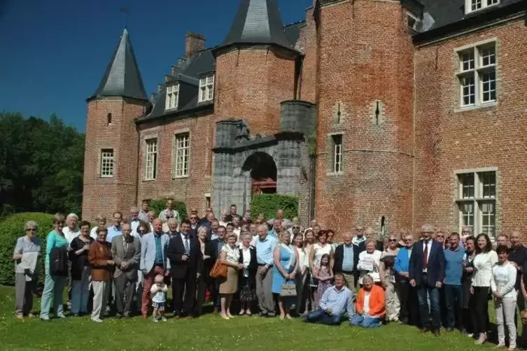Vor fünf Jahren stellten sich die Teilnehmer des 50. Pfingsttreffens vor dem belgischen Schloss Rumbeke zum Erinnerungsfoto auf.