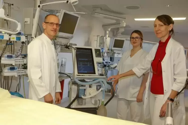 Der stellvertretende Ärztliche Direktor, Chefarzt Dr. Stefan Hinze, mit Pflegefachkraft Lisa Schönmehl (Mitte) und der Leitenden