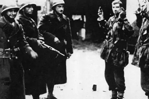 Sieger und Besiegte: französische Kolonialtruppen und gefangene deutsche Soldaten 1945 in Scheibenhardt in der Südpfalz.