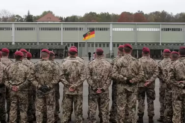 Soldaten der Niederauerbach-Kaserne, hier bei einem Verabsciedungsappell. 