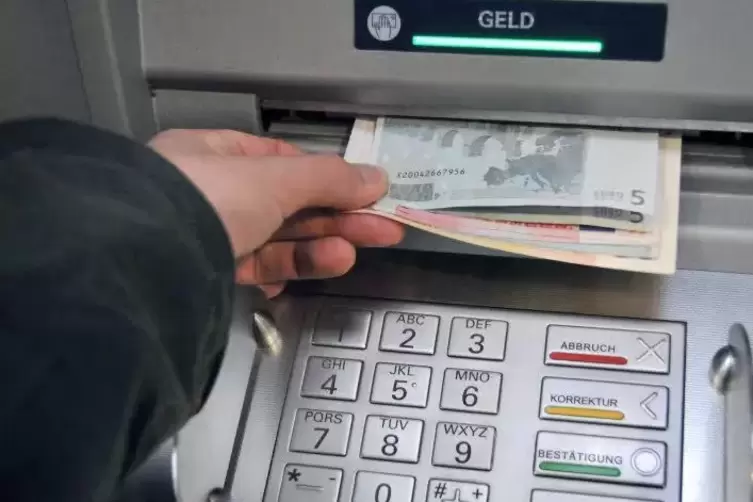 Bargeld kann weiterhin in allen Filialen an den Automaten geholt werden. 