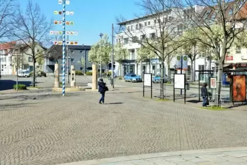Am Hans -Warsch-Platz in Oggersheim sind nur wenige Menschen unterwegs. 