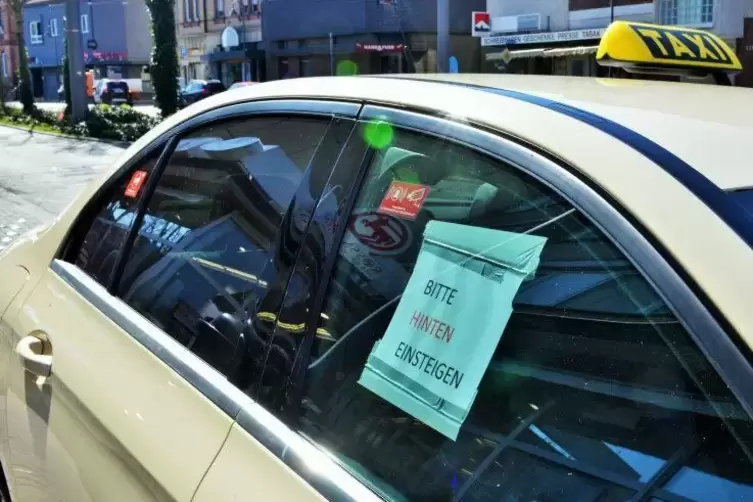 Hinweis an einem Taxi.