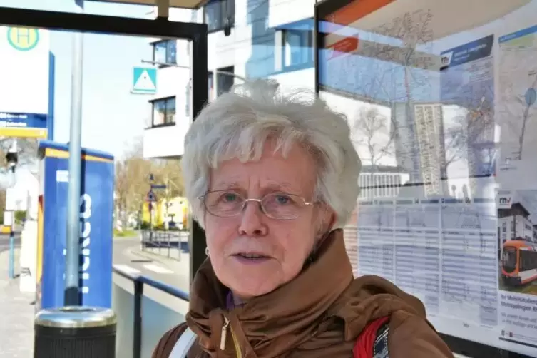 Margit Brenner ist auf Busse und Bahnen angewiesen.